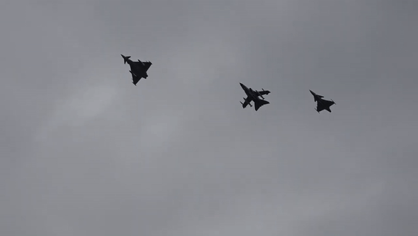 Có bốn biến thể chính của Tornado: phiên bản Interdictor/Strike (IDS), được sử dụng cho các cuộc tấn công xuyên phá tốc độ cao, tầm thấp; phiên bản Electronic Combat/Reconnaissance (ECR), chuyên dùng để chế áp hệ thống phòng không của đối phương (SEAD); và Air Defence Variant (ADV), hoạt động như một máy bay đánh chặn.