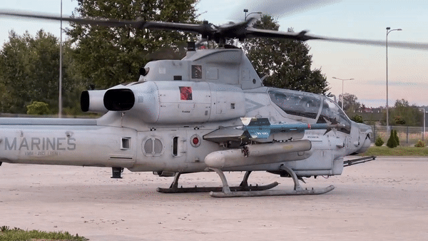 Ngoài ra AH-1Z còn trang bị tên lửa không đối không AIM-9X có tầm bắn tối đa được công bố là khoảng 17 hải lý (hơn 32 km).