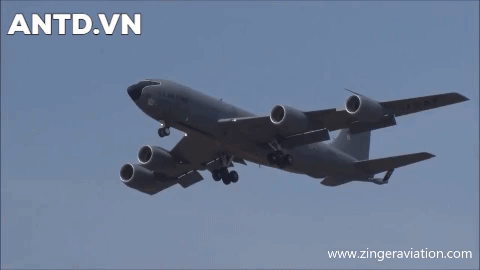 Phi đội 3 chiếc Eurofighter Typhoon EF-2000 được máy bay tiếp dầu KC-135 của công ty hàng không vũ trụ tư nhân Metrea tiếp liệu trên không.