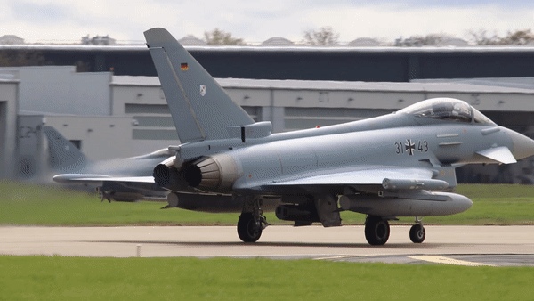Eurofighter Typhoon EF-2000 có chiều dài: 15,96 m; Sải cánh: 10,95 m; Cao: 5,28 m. Trọng lượng rỗng: 11.000 kg; Trọng lượng cất cánh tối đa: 23.500 kg.
