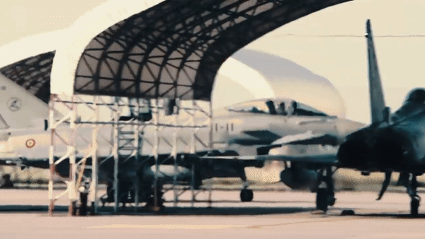 Eurofighter Typhoon EF-2000 là mẫu tiêm kích thứ hệ thứ tư do 4 nước châu Âu gồm Anh, Tây Ban Nha, Đức và Italy hợp tác phát triển, vì vậy việc mua dòng chiến đấu cơ này phải được các thành viên phát triển cho phép.