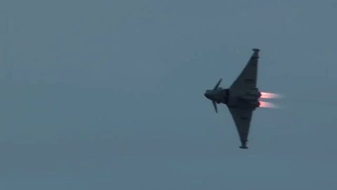Ba chiếc Eurofighter Typhoon EF-2000 của Đức đã hoàn thành chuyến bay bền bỉ phá kỷ lục đối với chiến đấu cơ khi đã bay liên tục 10h31 phút khi xuất phát từ Nhật Bản để tới Hawaii.