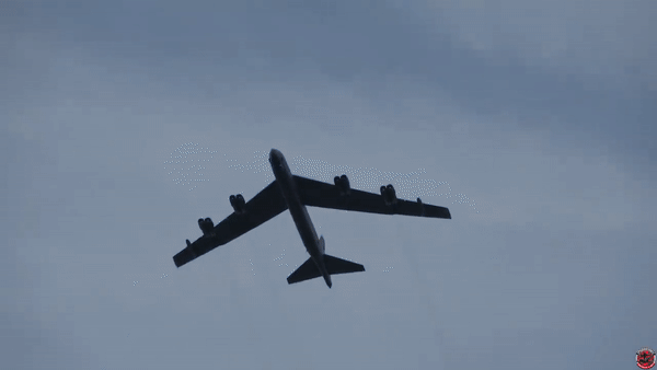 Mỗi oanh tạc cơ B-52H được trang bị 8 động cơ Pratt &amp; Whitney TF33 kể từ khi xuất xưởng vào thập niên 1960.