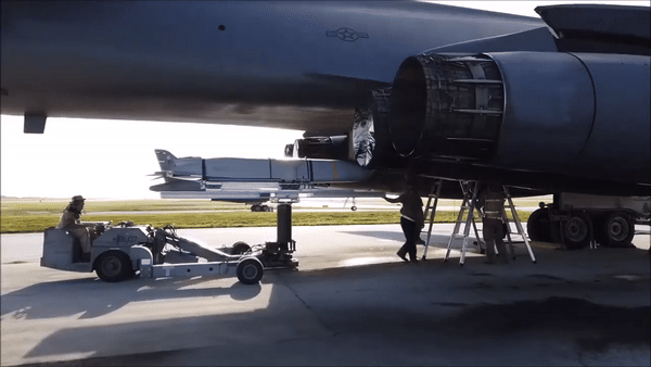Tên lửa AGM-158B có khả năng tàng hình, cho phép xâm nhập các khu vực có mạng lưới phòng không dày đặc.