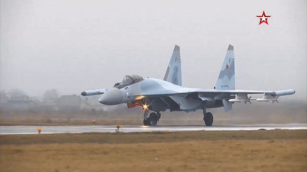 Su-35 của Nga không chỉ được kỳ vọng sẽ thay thế các máy bay chiến đấu F-14 cũ của Mỹ mà còn vượt trội hơn chúng ở hầu hết mọi hạng mục.