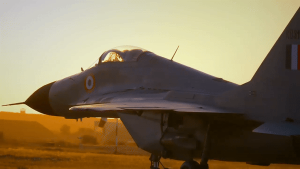 Mặt khác, F-16 được chế tạo với mục đích sử dụng cho các căn cứ không quân được bảo dưỡng tốt, có đường băng trơn tru. Điều này dẫn đến hệ thống bánh đáp nhẹ hơn, hợp lý hơn, ưu tiên hiệu suất hơn độ bền chắc chắn. Vì vậy, mặc dù F-16 tự hào về sự nhanh nhẹn và tốc độ ấn tượng, nhưng bánh đáp của nó không chắc chắn bằng MiG-29.