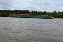 Sà lan chở đá lật, 1 thuyền viên mất tích trên sông Soài Rạp
