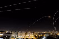 Cận cảnh trận chiến tên lửa Israel và Hamas sáng rực trời đêm Gaza