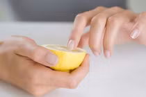 Bí quyết trị móng tay dễ khô gãy