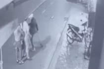Video: Thanh niên dùng xẻng đánh phụ nữ, trẻ sau va chạm giao thông