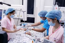 Cặp song sinh dính liền Diệu Nhi-Trúc Nhi đã tỉnh: Chăm sóc điều trị ra sao?
