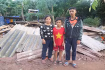 Nhà sập, chân tay con lở loét sau lũ, nước mắt mẹ chảy dài