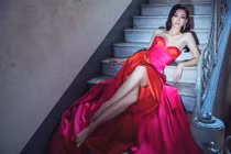 Trang phục xẻ bạo khoe đôi chân 1m22 của hoa hậu Lương Thùy Linh