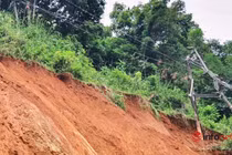 Nghệ An: Sạt lở nghiêm trọng trên quốc lộ 7A, đổ 2 cột điện cao thế