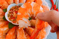 Hoảng hồn cô gái sốc phản vệ, suýt chết vì ăn 3 con tôm