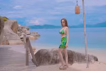 Mừng sinh nhật U40, Huyền Baby thả dáng bikini "mướt" như gái 18