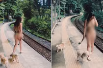 “Nóng mắt” gu thời trang gợi cảm của nữ ca sĩ mặc bikini dắt chó đi dạo