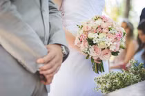 Nữ ca sĩ gây sốc vì cưới con trai nuôi kém 31 tuổi