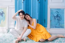 Loạt váy áo nổi bật khoe bụng bầu vượt mặt của Đông Nhi