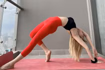 Thiều Bảo Trâm “đốt mắt” người xem với những động tác yoga nóng bỏng