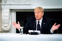 Ông Trump dừng uống thuốc trị sốt rét ngừa COVID-19