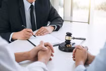 Chồng chỉ mặc đồ lót lúc ở nhà, vợ trẻ nằng nặc đòi ly hôn