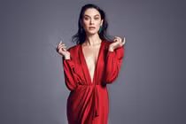 Gu thời trang nóng bỏng của nữ diễn viên Bond Girl dương tính Covid-19