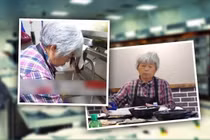 Con trai qua đời, cụ bà phải rửa bát thuê 12 năm trả nợ