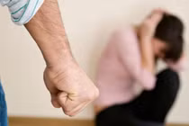Phẫn nộ với gã đàn ông đánh vợ vì lý do “khó đỡ”