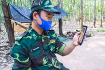 Bố đi chống dịch COVID-19, chỉ nhìn con ra đời qua điện thoại 