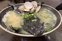 Nhà hàng gây sốc với món ramen mì ếch nguyên con
