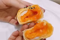 Bánh trung thu trứng chảy đang “sốt xình xịch”: Thực sự ngon bổ rẻ?