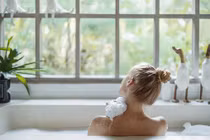 Thấy vợ tắm quá nhiều, chồng theo dõi phát hiện chuyện động trời