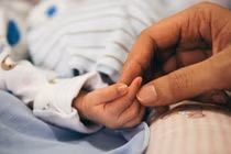 Bố mẹ nhóm máu O sinh con nhóm máu A...kết đau lòng