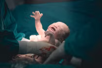 Nói dối con trai vừa sinh đã chết, mẹ trẻ làm điều không tưởng 