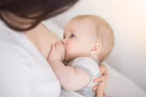 Ép con dùng sữa bột không được, mẹ nhẫn tâm làm điều...