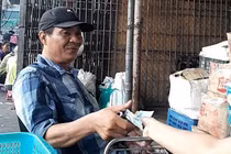 Tố cáo bị bảo kê, tiểu thương chợ Long Biên bị 'khủng bố'