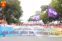 Hàng nghìn người đi bộ kêu gọi “Đã uống rượu bia-Không lái xe“