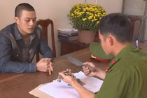 Tạm giữ kẻ cho vay cắt cổ, dọa chặt tay con nợ