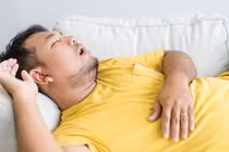 Dùng gối cao khi ngủ ảnh hưởng đến sức khỏe thế nào? 