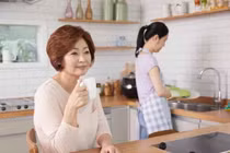 Mẹ chồng đưa 4 cuốn sổ đỏ và đề nghị con dâu nghỉ việc