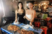 Hot girl Thái bán chuối chiên ăn mặc "mát mẻ" giữa chợ ai cũng ngoái nhìn