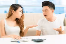 Chồng yêu cầu vợ chia tiền khi ăn sinh nhật 