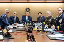 Sự đối lập tổng thống Trump - Obama qua ảnh trong phòng Tình huống Nhà Trắng