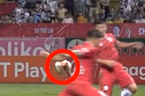Trọng tài "cướp trắng" quả penalty của CLB CAHN trong trận thua Hải Phòng?