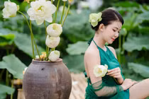 Gái xinh Lạng Sơn e ấp bên ao sen tựa tiên nữ hạ phàm