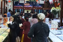 Cơ sở kinh doanh vàng tấp nập người mua trước ngày vía Thần Tài