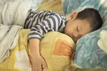 Thói quen đi ngủ này chính là thủ phạm làm con thấp còi 