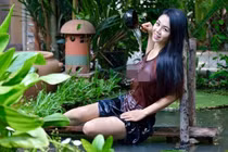 Mặc áo yếm mỏng tang ướt át, cô gái bị chỉ trích dung tục