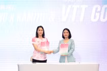 Bà xã Tiến Minh ngại ngùng trên sàn catwalk trong vai trò mới
